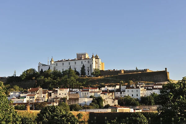 The castle and the Pousada inside the walled village of Estremoz. Alentejo, Portugal