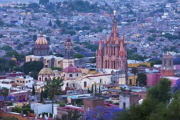 Mexico, San Miguel de Allende. La Parroquia de San Miguel Arcangel Church dominates