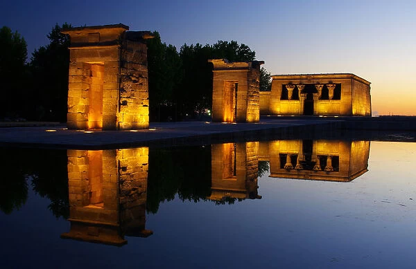 Templo. The Temple of Debod is an age of about 2, 200 years and was a gift