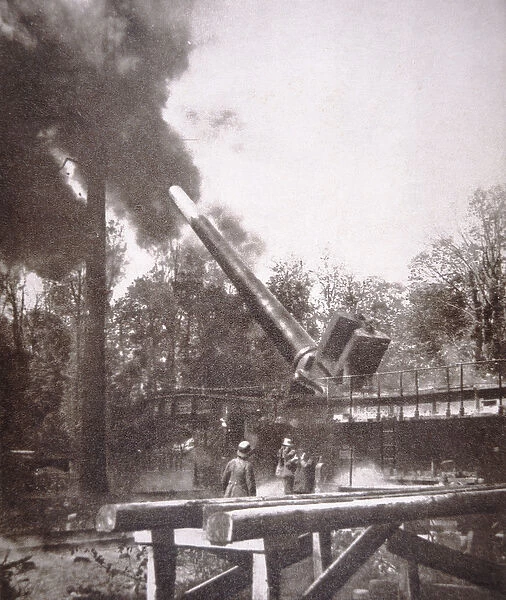 Big Bertha, German WWI gun mounted on rail track, 1914-18 (b  /  w photo)