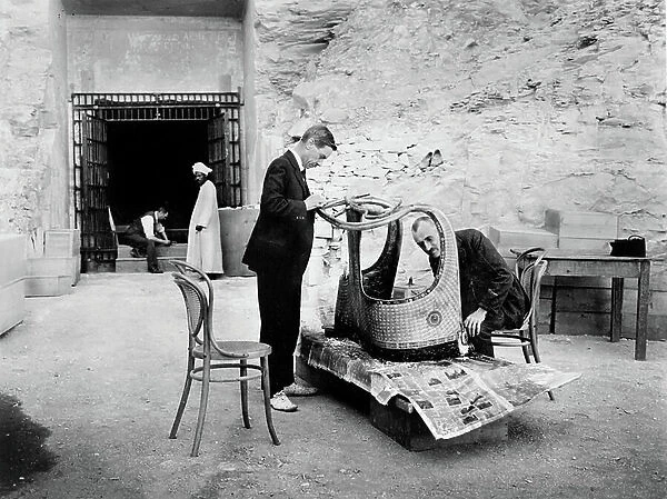 Discovery of the tomb of pharaoh Tutankhamun in the Valley of the King in 1923 (photo)