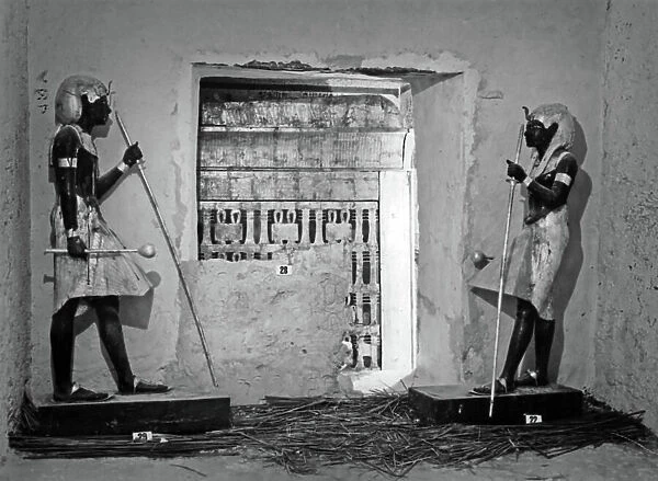 Discovery of the tomb of pharaoh Tutankhamun in the Valley of the Kings (Egypt) : the antechamber with statues in black and gold, 1923, photo by Harry Burton (p0292)
