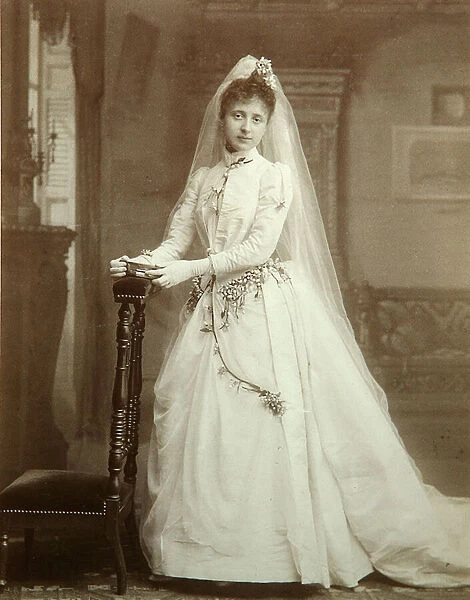 Mode Russie fin 19eme siecle : femme vetue d une robe de mariee. Photographie, annees 1880. State Museum of History, Moscow Wedding Portrait. Albumin Photo, 1880s. State Museum of History, Moscow
