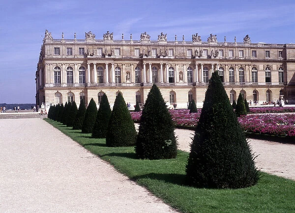View of the castle of Versailles. (78)