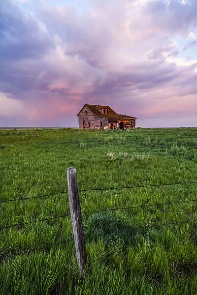 Abandoned barn on the prairies