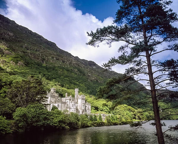 Co Galway, Kylemore Abbey And Lake