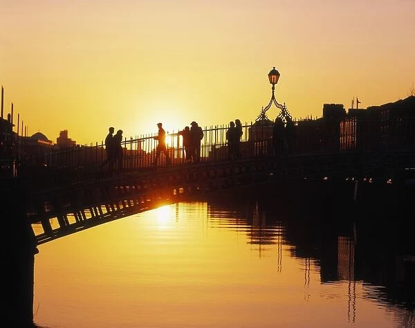Ha penny Bridge At Sunset In Dublin, Ireland