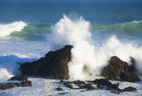 Hawaii, Maui, Ho okipa, Big Winter Surf Crashing On Rocks