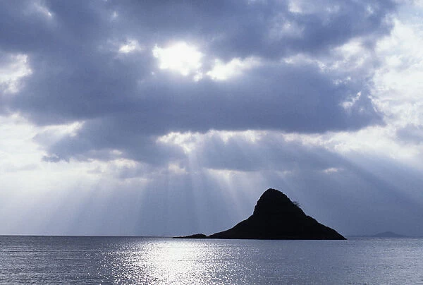 Hawaii, Oahu, Kualoa, Mokoli i Island (Chinamans Hat), Sunbeams Coming Down From Storm Clouds