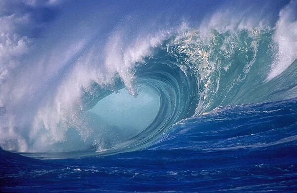 Hawaii, Oahu, North Shore, Close-Up Side Angle Powerful Winter Surf, Wave Curling Through Curl