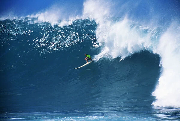Hawaii, Oahu, North Shore, Waimea, Noah Johnson Riding Wave