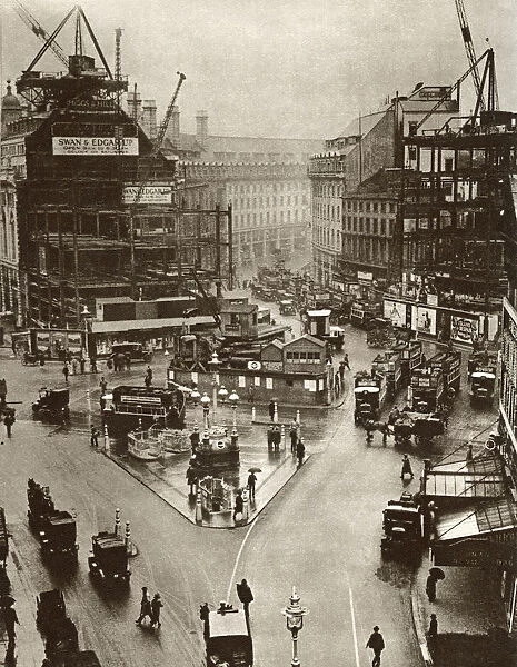 The Introduction Of The Roundabout System In Piccadilly Circus, London, England In 1926. From The Story Of 25 Eventful Years In Pictures Published 1935