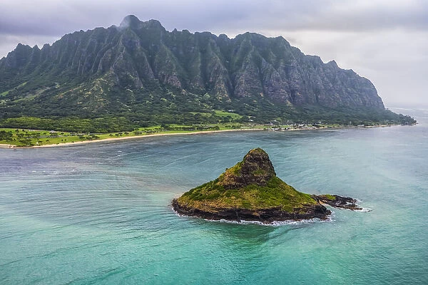 Lush mountains surrounding Oahu; Oahu, Hawaii, United States of America