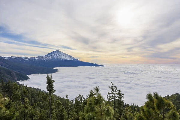 Pico del Teide Mountain with Clouds, Parque Nacional del Teide, Tenerife, Canary Islands, Spain