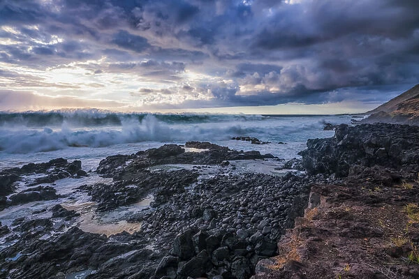 Powerful ocean wave along the coast, Hawaii, USA