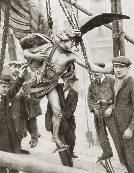 The Removal Of The Statue Of Eros From Piccadilly Circus, London, England In 1925 During The Reconstruction Of The Underground Railway Station. From The Story Of 25 Eventful Years In Pictures, Published 1935