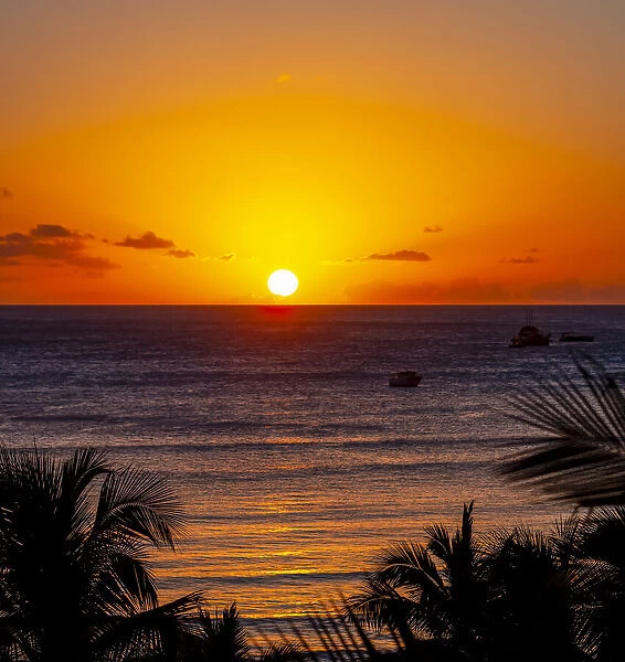 Sunset from Waikiki Beach, Honolulu, Oahu, Hawaii, USA
