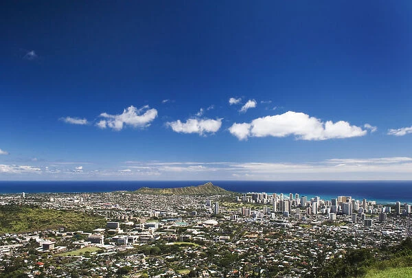 USA, Hawaii Islands, Oahu, Diamond Head and Uh Manoa campus seen from lookout at Pu u Ualaokua Park; Honolulu