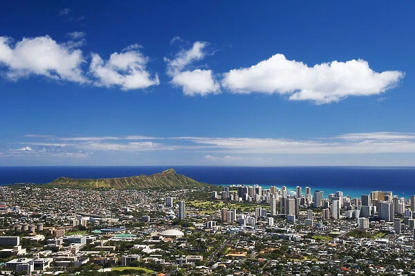 USA, Hawaii Islands, Oahu, Uh Manoa and Waikiki seen from lookout at Pu u Ualaokua Park; Honolulu, Diamond Head