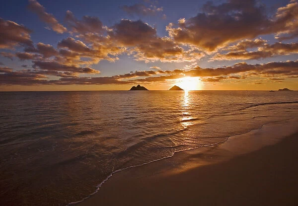 USA, Hawaii, Oahu, Lanikai Beach with Mokulua island in background at sunrise; Lanikai