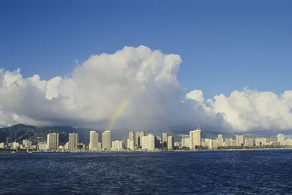USA, Hawaii, Oahu, Rainbow over Waikiki; Honolulu