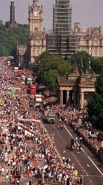 The Festival Parade marches down Princes Street August 1998