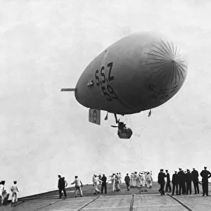 Ssz59 Airship Flying over a Ship