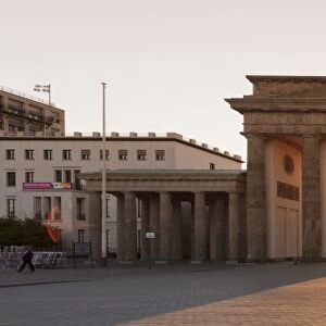 Brandenburg Gate (Brandenburger Tor) at sunrise, Platz des 18 Marz, Berlin Mitte