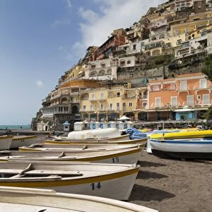 Traditional fishing boats and the colourful town of Positano, Amalfi Coast (Costiera Amalfitana), UNESCO World Heritage Site, Campania, Italy, Mediterranean, Europe