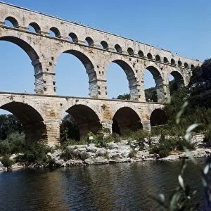 France, Languedoc-Roussillon, Roman Nimes aqueduct Pont du Gard