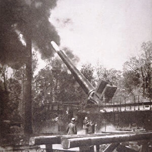 Big Bertha, German WWI gun mounted on rail track, 1914-18 (b / w photo)