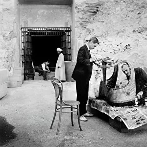 Discovery of the tomb of pharaoh Tutankhamun in the Valley of the King in 1923 (photo)