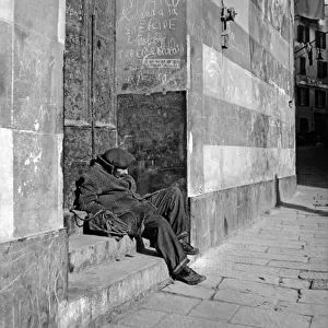 Homeless person, Italy, c. 1950 (b / w photo)