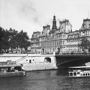 Hotel de Ville, 1882 (b / w photo)