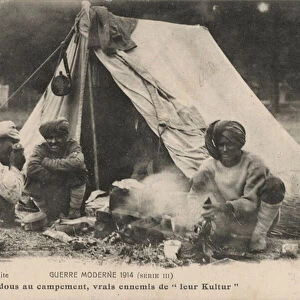Indian soldiers cooking curry while engaged in fighting for the Empire in WW1 (b / w photo)