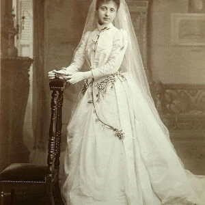 Mode Russie fin 19eme siecle : femme vetue d une robe de mariee. Photographie, annees 1880. State Museum of History, Moscow Wedding Portrait. Albumin Photo, 1880s. State Museum of History, Moscow