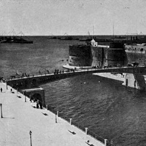 Taranto, Ponte girevole chiuso, Le forze navali riunite con gran pavese a mar grande (b / w photo)