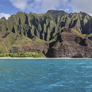 Na Pali Coast with ancient, natural rock formations and Pacific Ocean, Kauai, Hawaii, USA