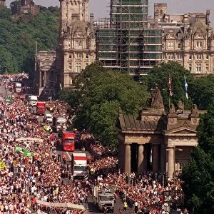 The Festival Parade marches down Princes Street August 1998