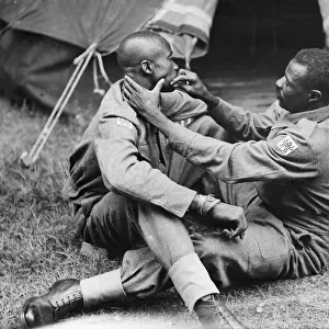 Nigerian soldiers shaving without the use of soap and water