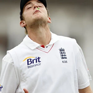 Stuart Broad Misses Mouth With Sweet